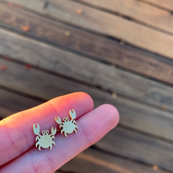 STAINLESS STEEL ♡ GOLD Little Crab Stud Earrings - Picture 4 of 6